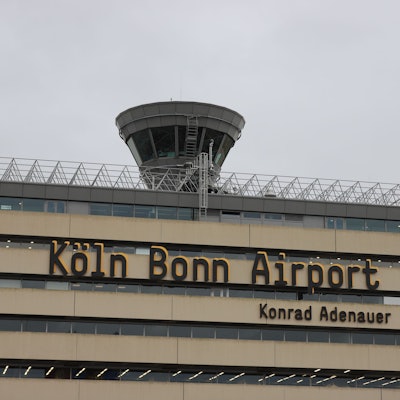 „Köln Bonn Airport - Konrad Adenauer“ steht an der Fassade des Flughafens.