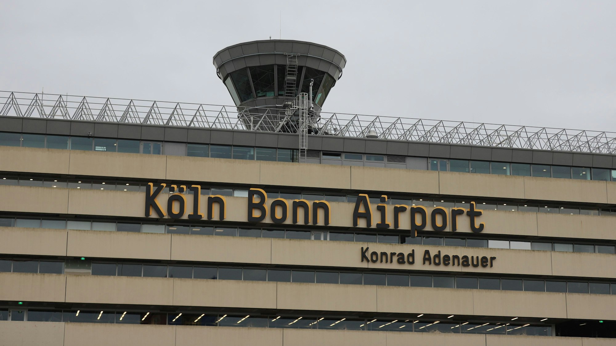 „Köln Bonn Airport - Konrad Adenauer“ steht an der Fassade des Flughafens.