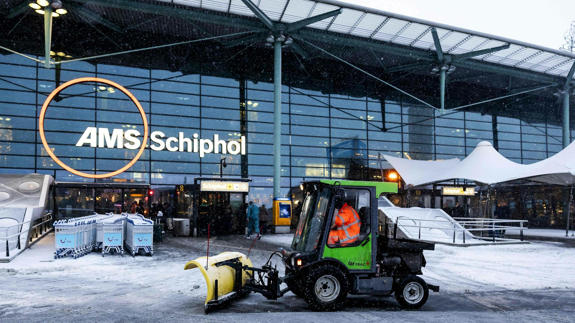 Ein Schneepflug ist am Flughafen Amsterdam Schiphol im Einsatz, nachdem Schneefall am 7. Januar 2026 mehr als 700 Flugausfälle verursacht hat.