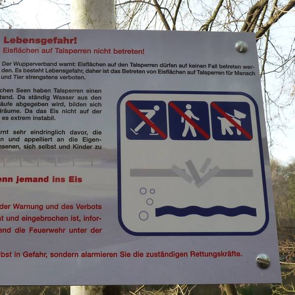Lebensgefahr: Schilder warnen davor, Eisflächen auf Talpsperren zu betreten.