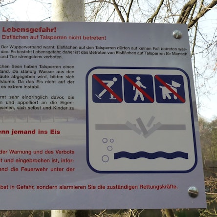 Lebensgefahr: Schilder warnen davor, Eisflächen auf Talpsperren zu betreten.