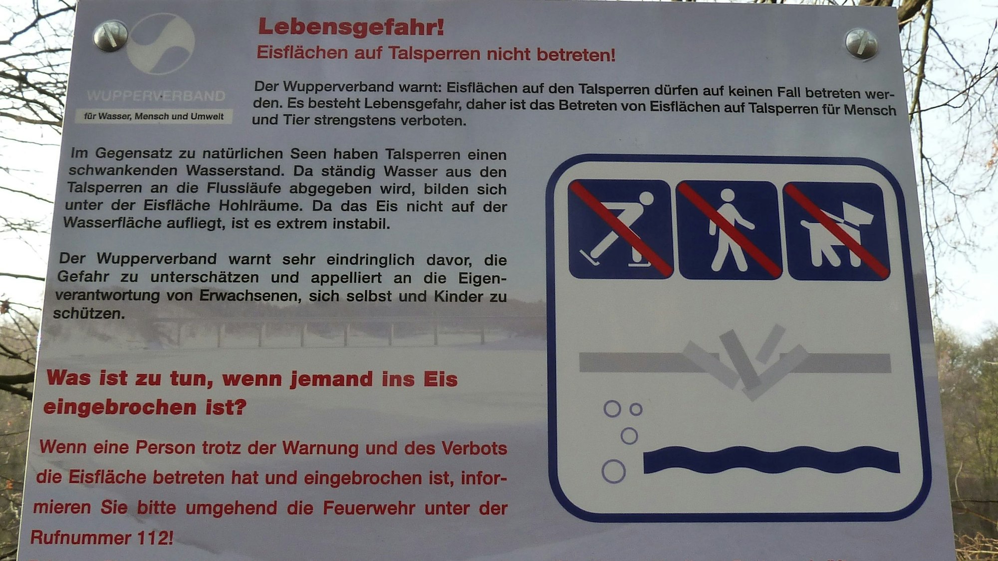 Lebensgefahr: Schilder warnen davor, Eisflächen auf Talpsperren zu betreten.