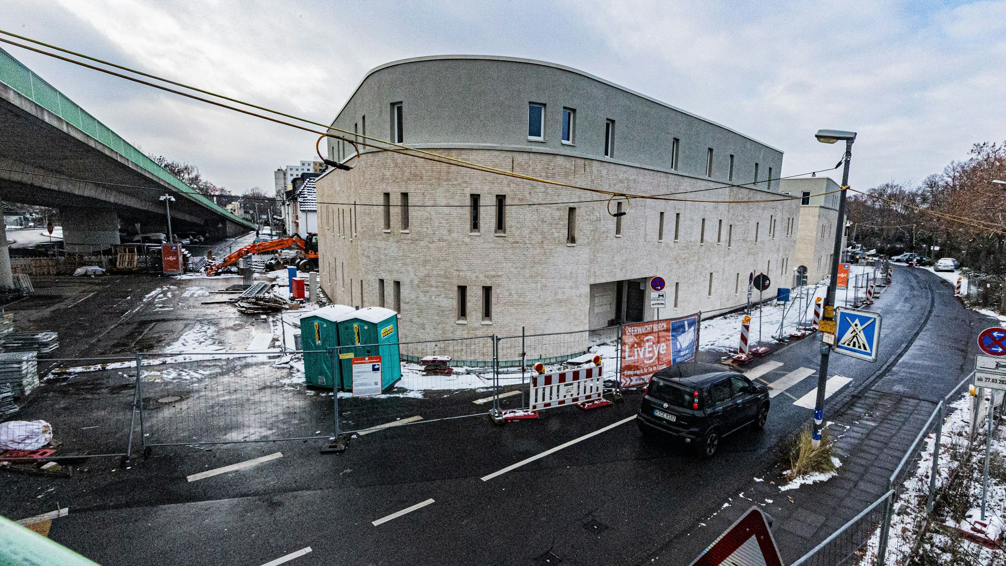 Sieht schick aus, kostet aber nun 8,28 Millionen Euro: das Mehrfamilienhaus in Porz an der Deutzer Straße.