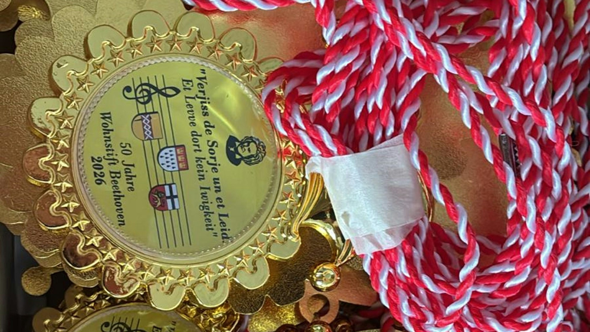 Die Orden liegen bereit und tragen das Motto im Beethoven