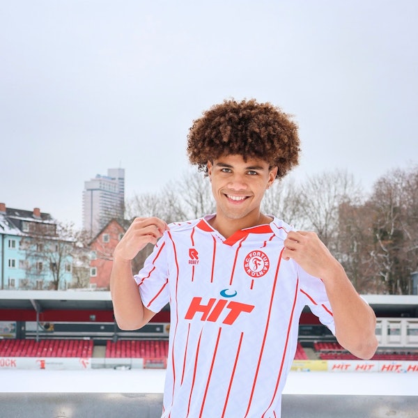 Neo Telle im Fortuna-Dress auf der Tribüne des verschneiten Südstadions