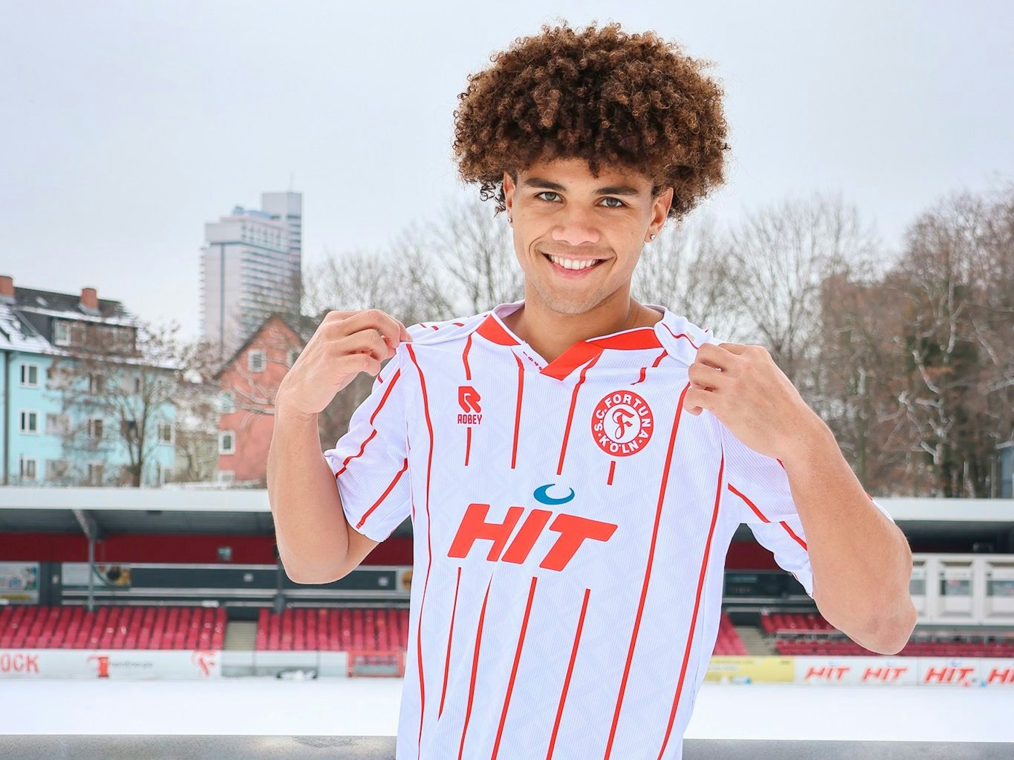 Neo Telle im Fortuna-Dress auf der Tribüne des verschneiten Südstadions