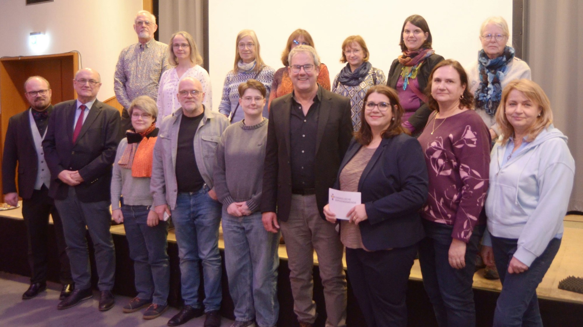 Die Mitglieder des Gremiums stehen in zwei Reihen nebeneinander.