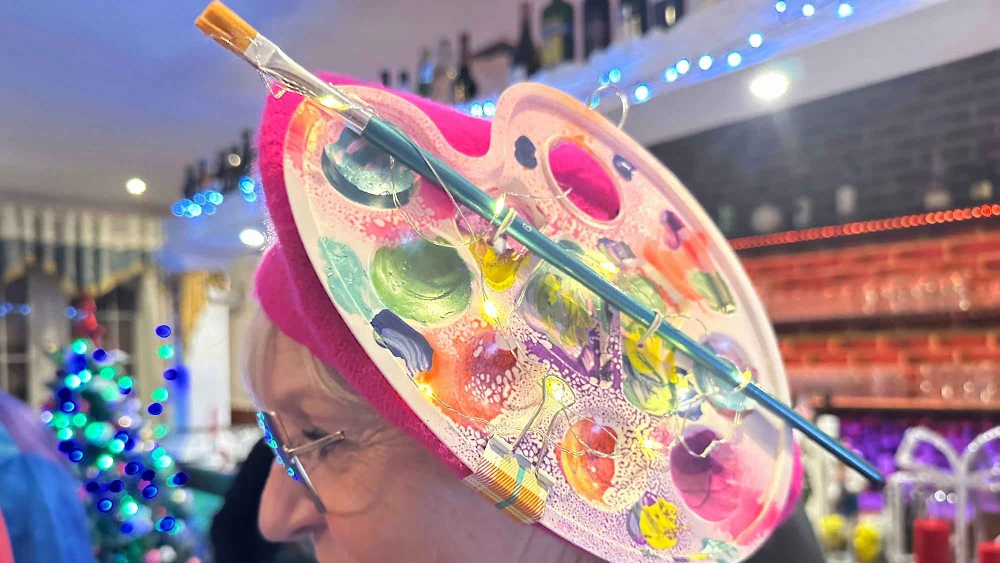 Eine farbige Palette tragen Mitglieder der Equipe von Prinzessin Carmen I. auf dem Kopf.