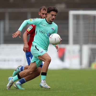 Joel Vega Zambrano SC Paderborn II und Melvin Ramusovic KFC Uerdingen im Zweikampf waehrend des Spiels der Regionalliga West zwischen KFC Uerdingen und SC Paderborn II, in der Grotenburg Stadion am 12. October 2024 in Krefeld, Deutschland. Foto von Oliver Kaelke/DeFodi Images Joel Vega Zambrano SC Paderborn II und Melvin Ramusovic KFC Uerdingen battle for the ball during the Regionalliga West match between KFC Uerdingen and SC Paderborn II at Grotenburg Stadion on October 12, 2024 in Krefeld, Germany. Photo by Oliver Kaelke/DeFodi Images DFL regulations prohibit any use of photographs as image sequences and/or quasi-video. not used in POL / SRB / CRO / FRA / GBR / NED / ITA / USA Defodi-003_678_2024_10_012_OK_KFCSCP_0404 *** Joel Vega Zambrano SC Paderborn II and Melvin Ramusovic KFC Uerdingen battle for the ball during the Regionalliga West match between KFC Uerdingen and SC Paderborn II, at Grotenburg Stadion on October 12, 2024 in Krefeld, Germany, Germany Photo by Oliver Kaelke DeFodi Images Joel Vega Zambrano SC Paderborn II and Melvin Ramusovic KFC Uerdingen battle for the ball during the Regionalliga West match between KFC Uerdingen and SC Paderborn II at Grotenburg Stadion on October 12, 2024 in Krefeld, Germany Photo by Oliver Kaelke DeFodi Images DFL regulations prohibit any use of photographs as image sequences and or quasi video not used in POL SRB CRO FRA GBR NED ITA USA Defodi 003 678 2024 10 012 OK KFCSCP 0404 Defodi-003 not used in POL / SRB / CRO / FRA / GBR / NED / ITA / USA DFL regulations prohibit any use of photographs as image sequences and/or quasi-video.