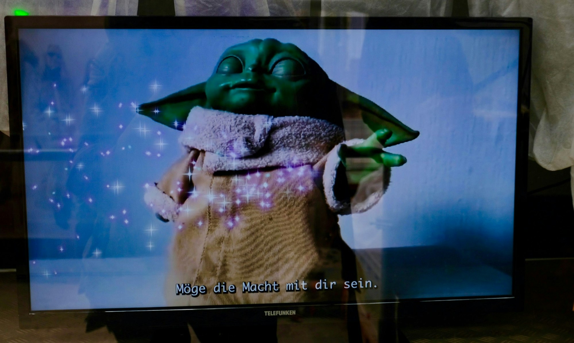 Eine Meister-Yoda-Figur ist auf einem Bildschirm zu sehen.