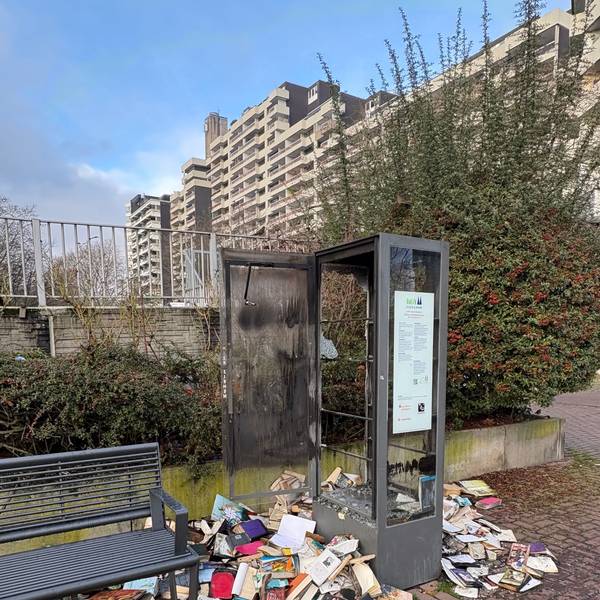 Der Bücherschrank in Weiden war nach dem Brandanschlag völlig zerstört. Er wurde mittlerweile abgebaut.