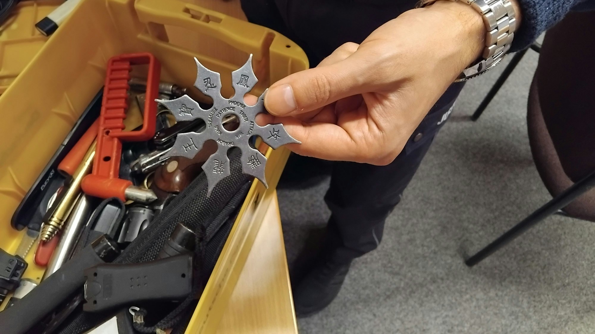 Einen Wurfstern wollte ein Mann mit ins Gericht bringen.