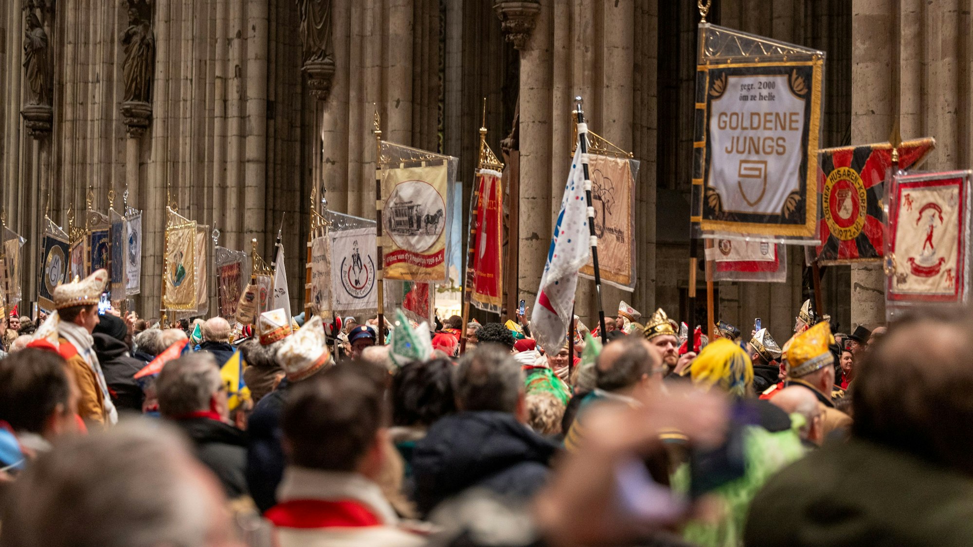 Auch die Standarten und Plaggen der Karnevalsgesellschaften bekamen im Dom ihren Segen.