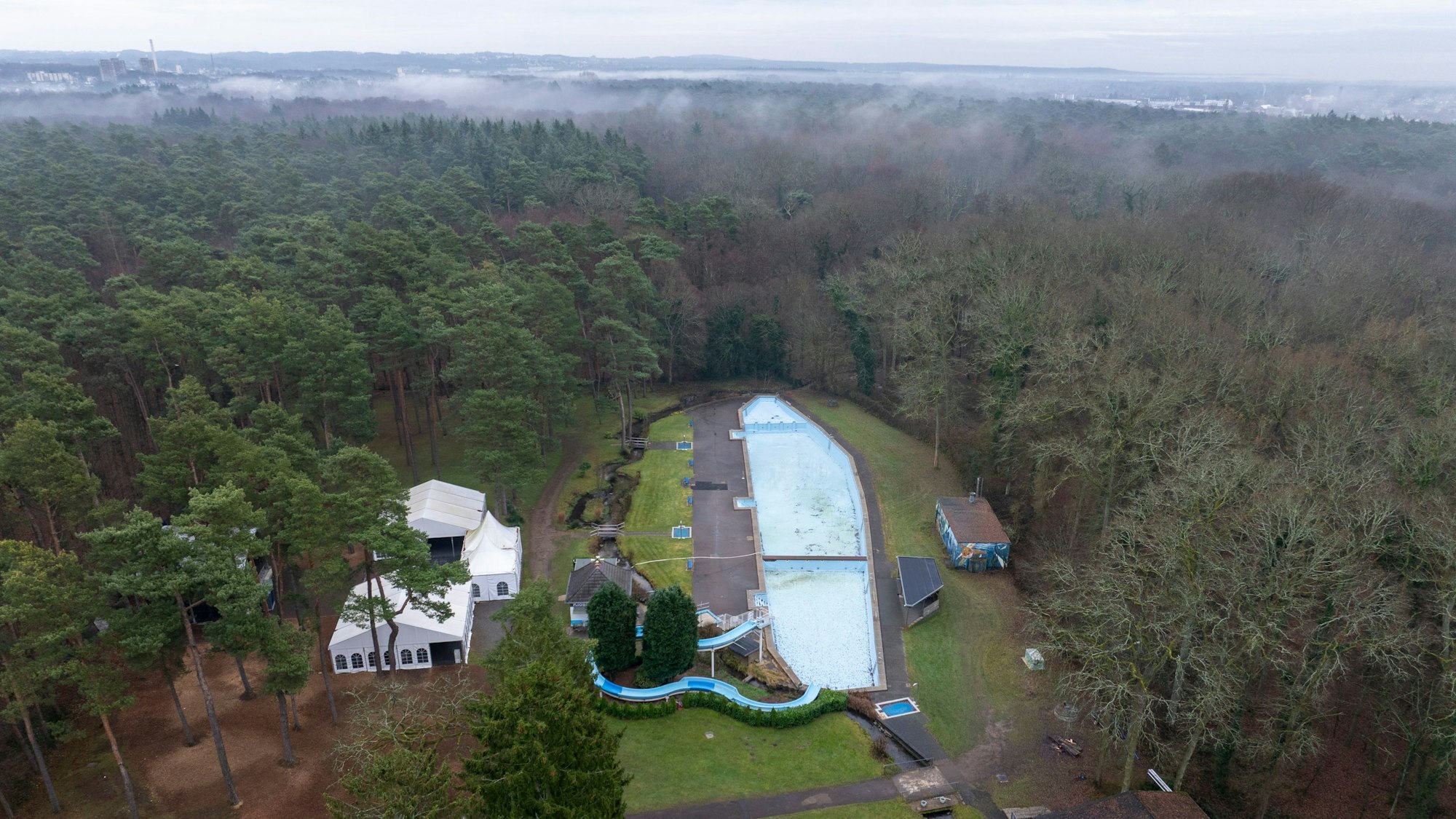 Luftbildaufnahme des Waldbad Dünnwalds mit Drohne im Winter. Foto: Uwe Weiser