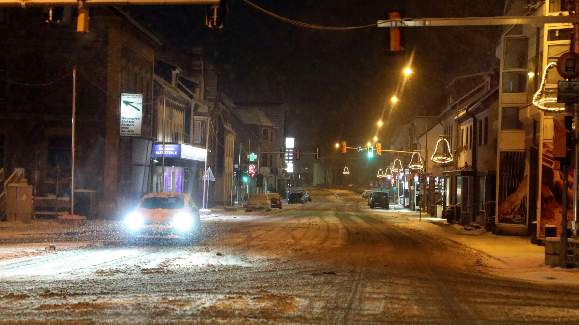Ein Auto steht an einer Kreuzung in Overath-Untereschbach.