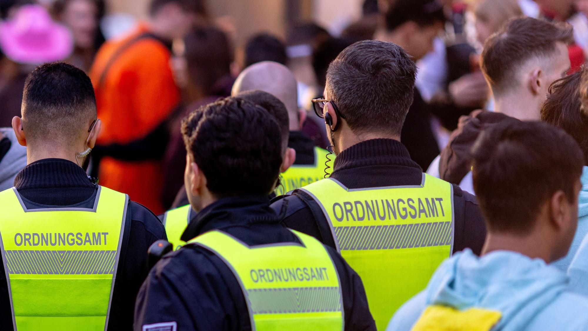 Der Gleichstellungsausschuss des Kölner Rates schlägt vor, dass das Ordnungsamt bald gegen Catcalling vorgeht. (Symboldbild)