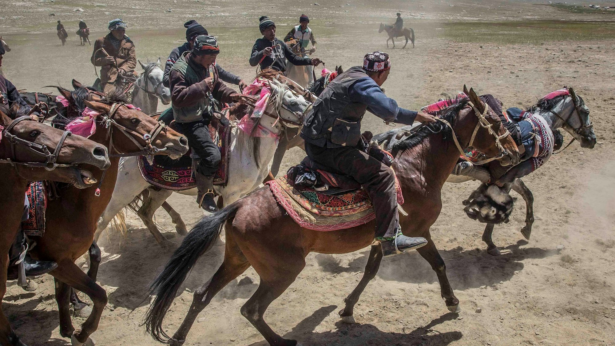 Reiter auf ihren Pferden im Pamir-Gebirge.