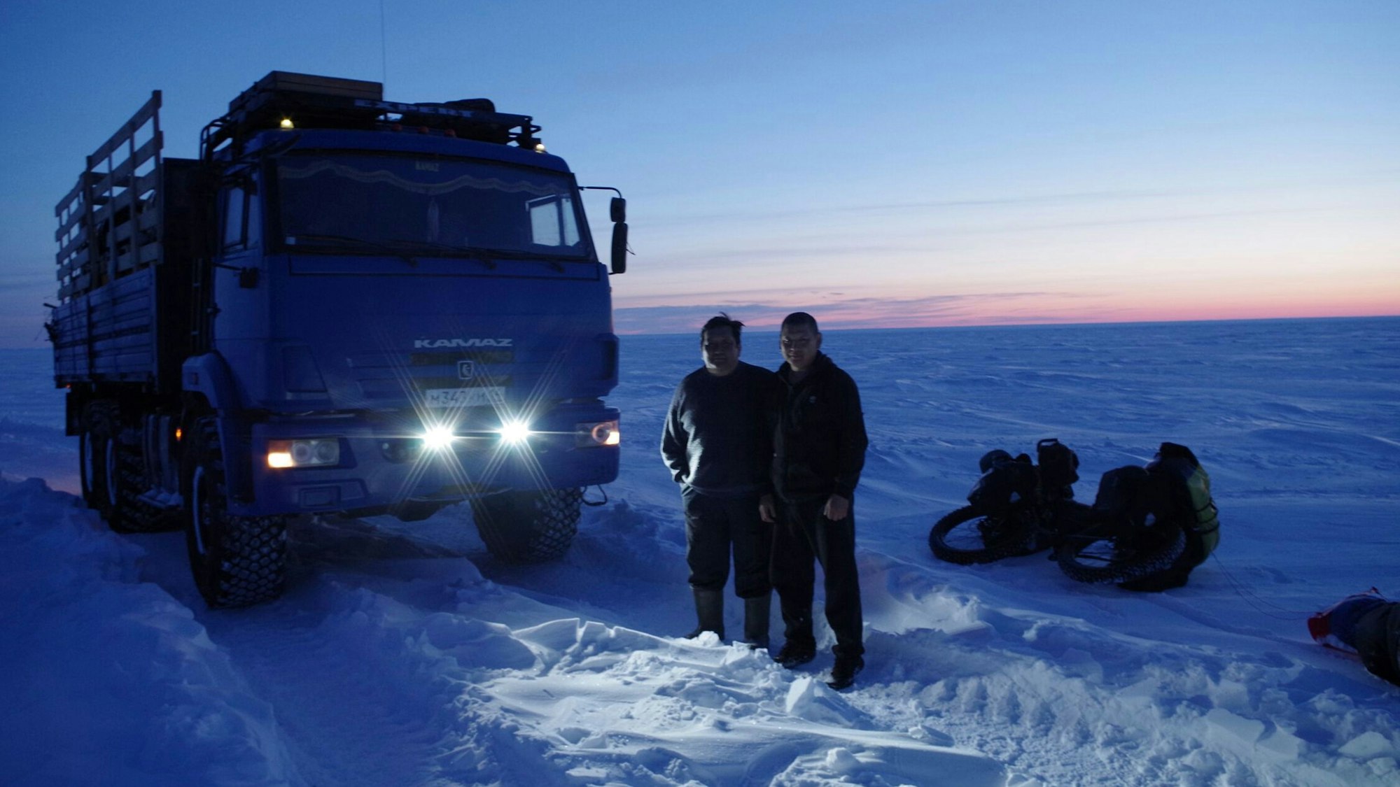 Lastwagen fahren auf dem zugefrorenen Laptewsee.