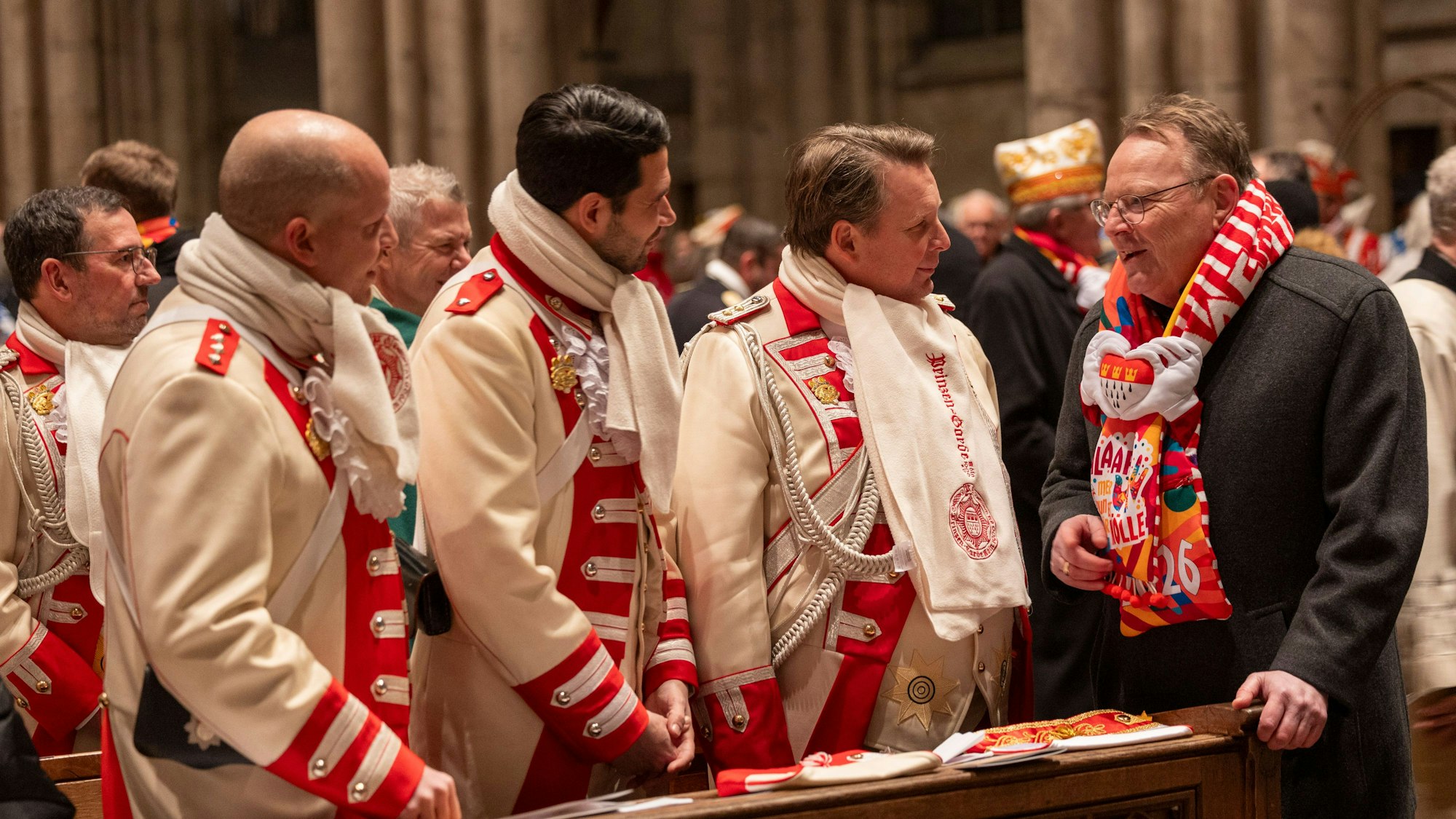 Oberbürgermeister Torsten Burmester und das designierte Dreigestirn der Prinzen-Garde.