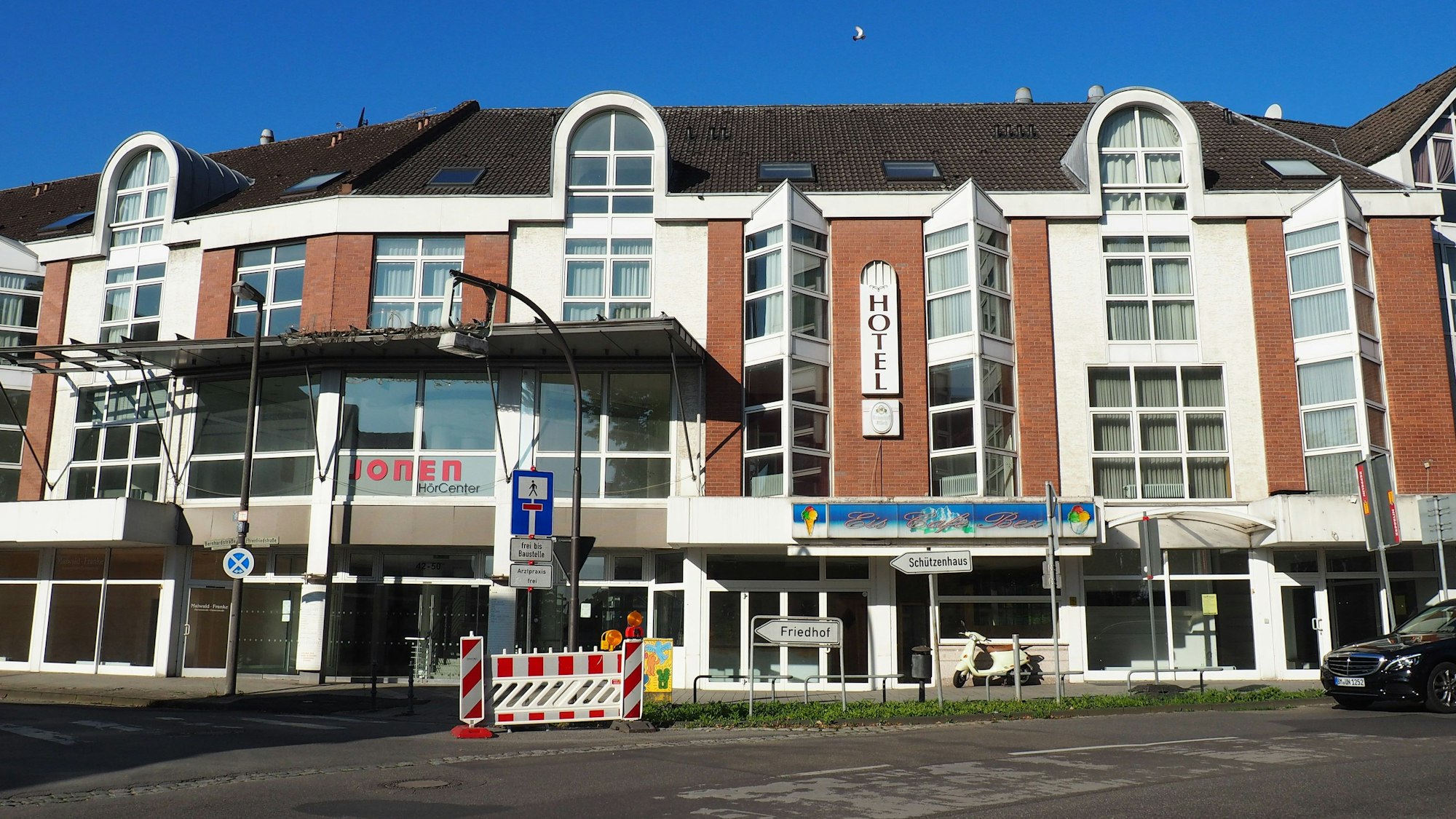 Das Foto zeigt die Front der Abteipassage.