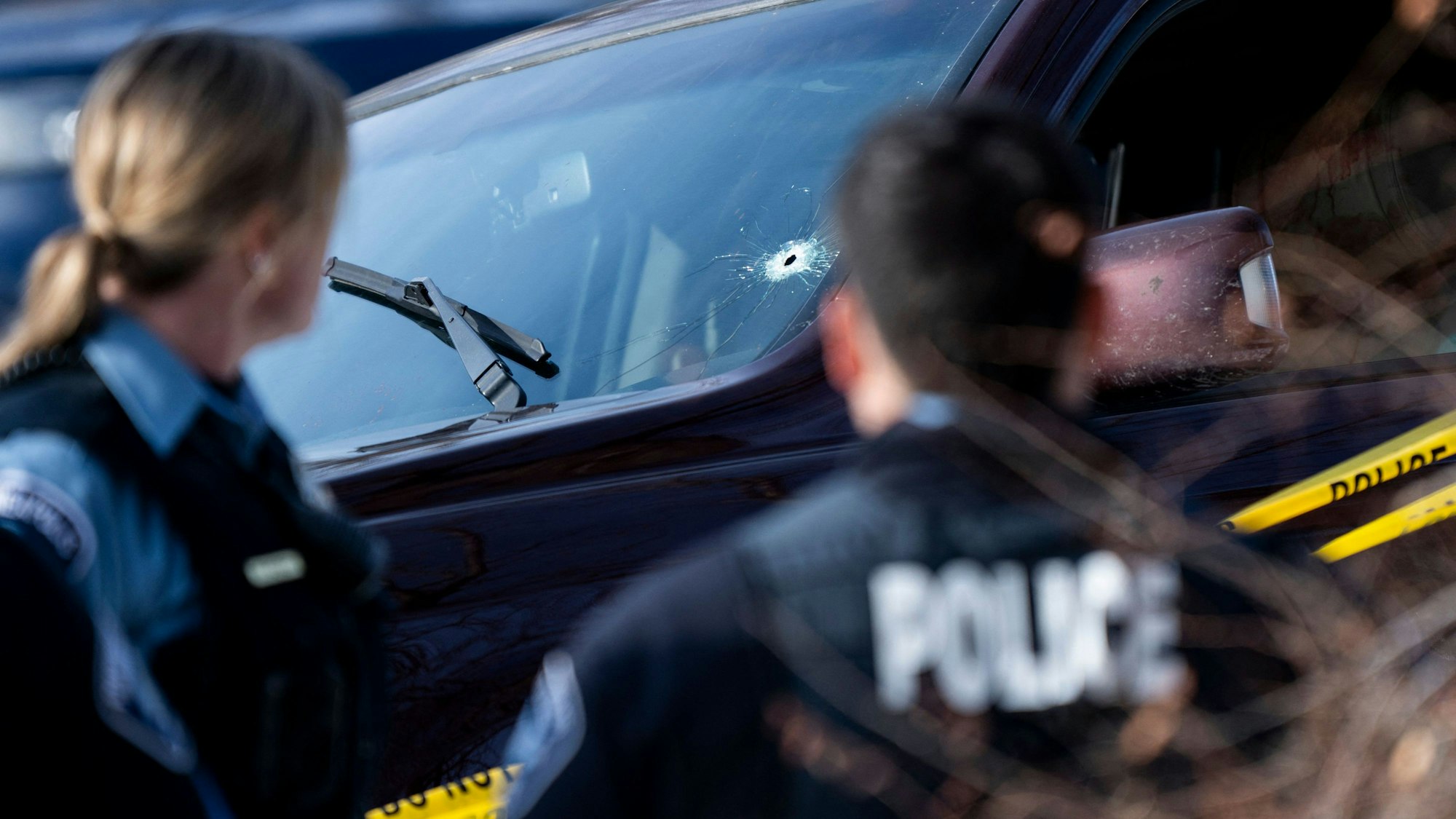 Ein Loch ist in der Windschutzscheibe des Fahrzeugs einer 37-Jährigen zu sehen, die bei einem ICE-Einsatz in Minneapolis getötet wurde.