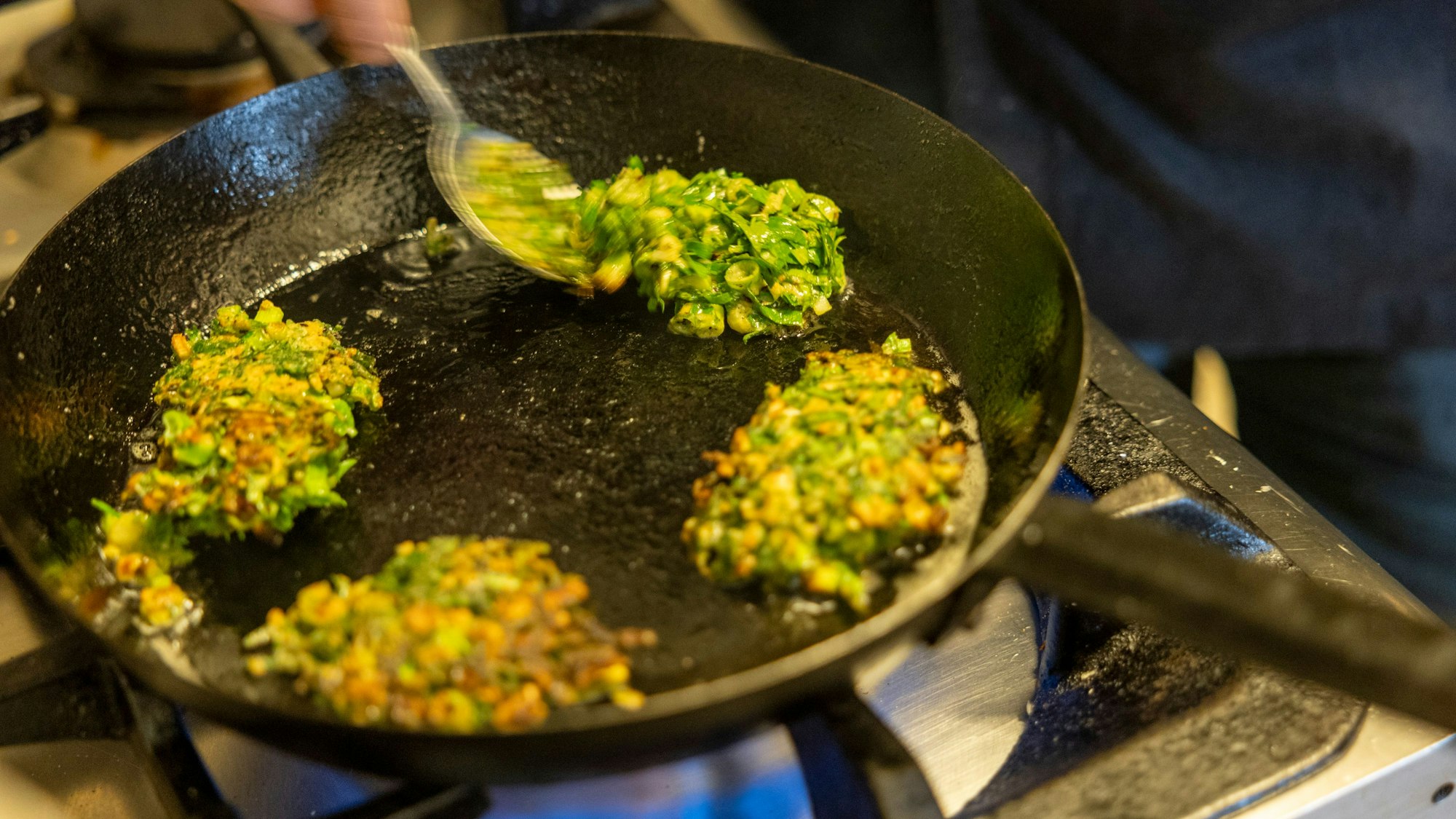 Vier bis fünf Minuten in der Pfanne ausbacken und dabei einmal wenden - so werden die Öcce kross.
