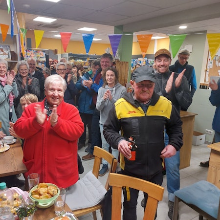 Postbote Hartmut Weller war etwas überfordert von all den Leuscheidern, die zu seiner Verabschiedung in den Ruhestand in den Landmarkt gekommen waren.