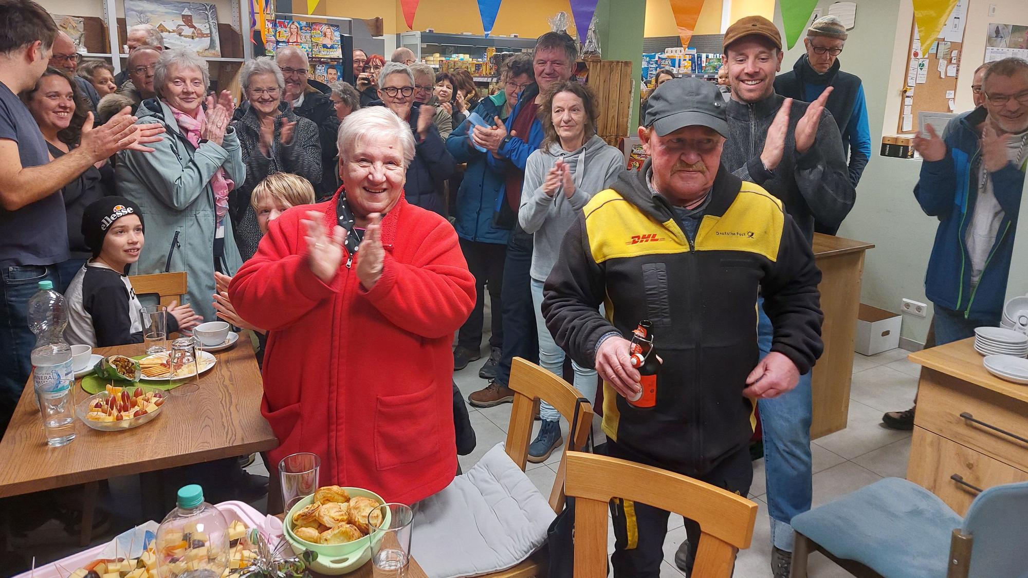 Postbote Hartmut Weller war etwas überfordert von all den Leuscheidern, die zu seiner Verabschiedung in den Ruhestand in den Landmarkt gekommen waren.