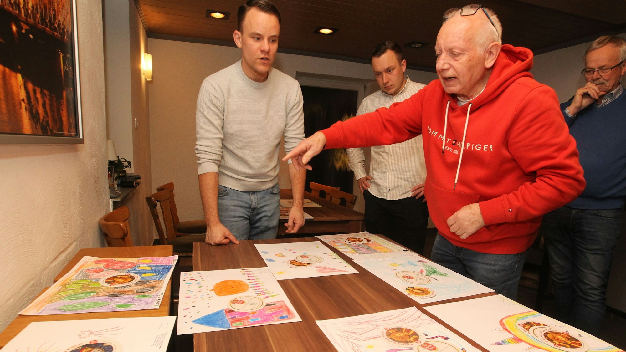 Lucas Krieger (l.) und Willi Sommerhäuser diskutieren über die Bilder.