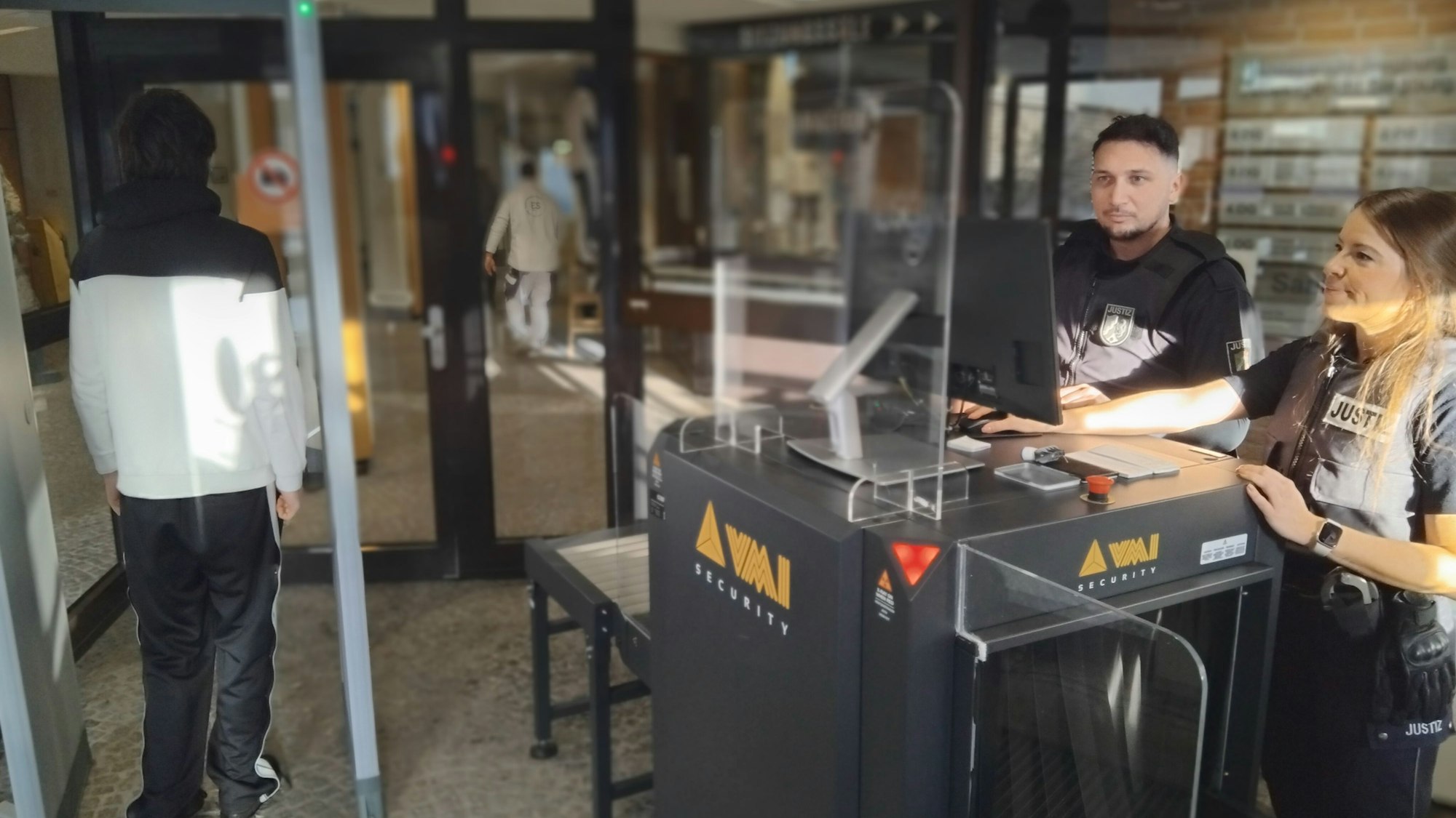 Die technisch modernisierte Schleuse am Siegburger Amtsgericht funktioniert ähnlich wie am Flughafen.