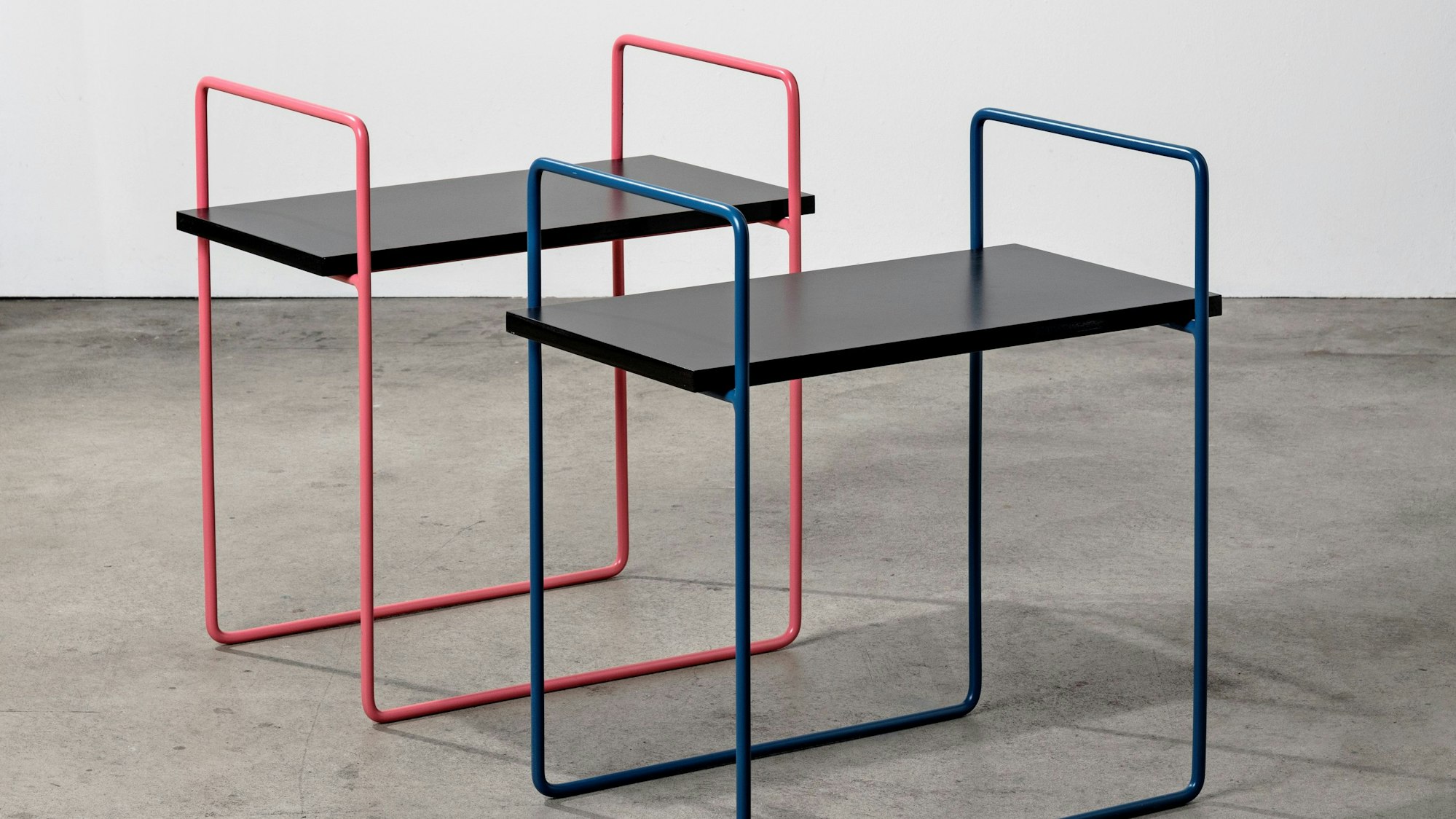 Zwei regalartige Ablagen.