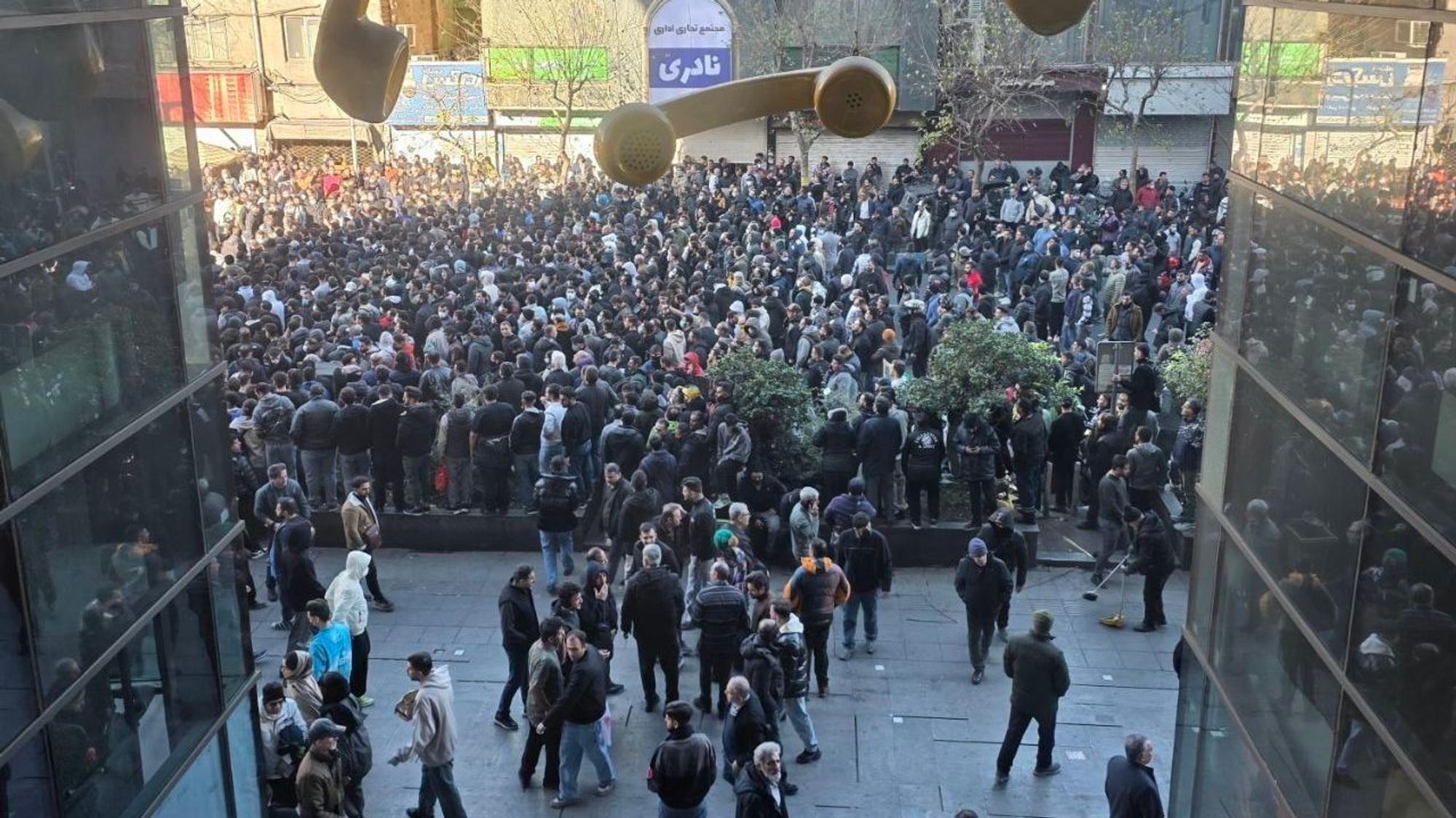 Teheran: Demonstranten protestieren gegen die schlechten wirtschaftlichen Bedingungen (Archivbild vom 29.12.2025)