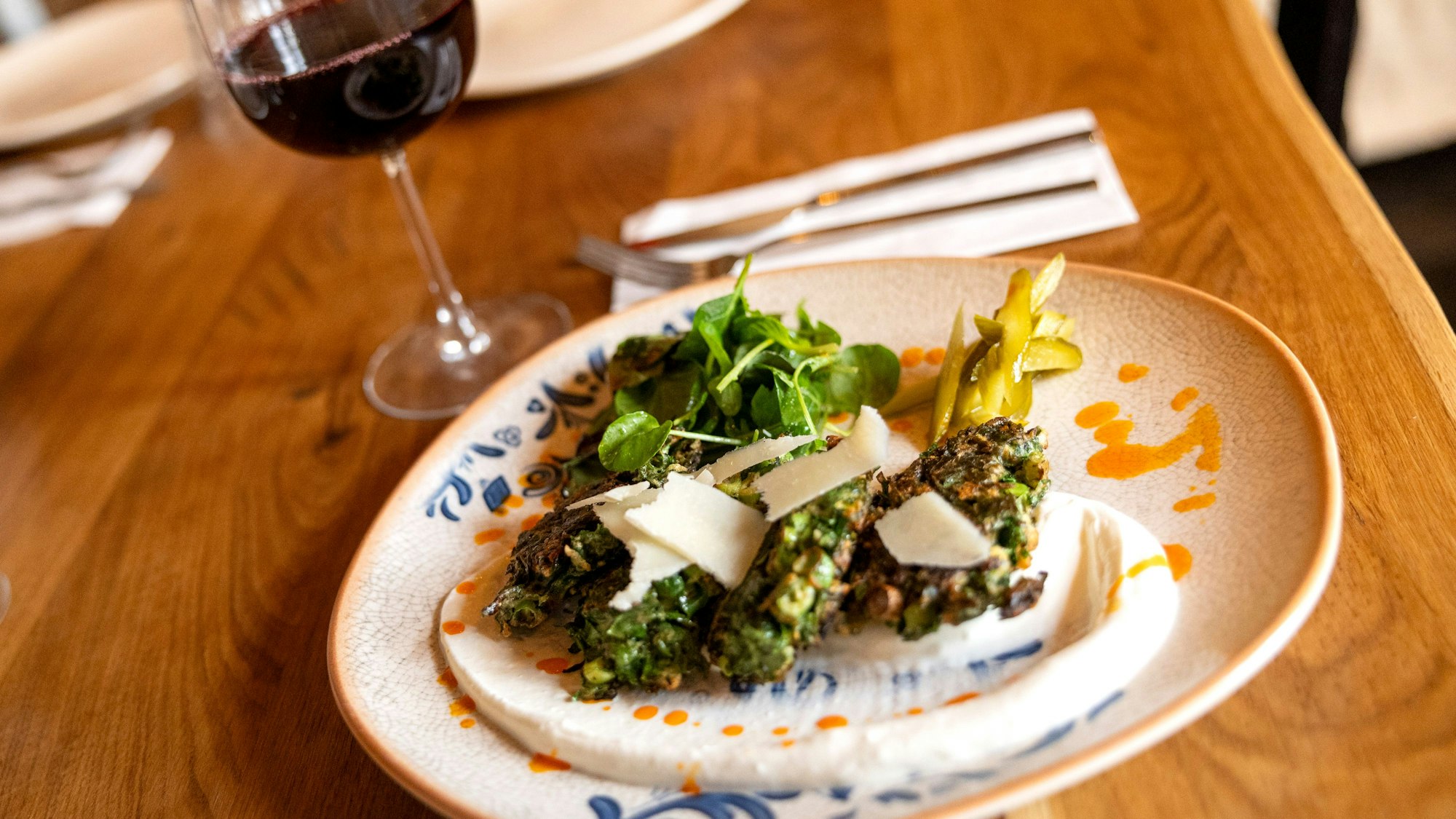 Öcce heißen die grünen Kräuterpuffer, die Chefkoch Özgür Altunkaya im Restaurant Mahal Antiochia gerne serviert.