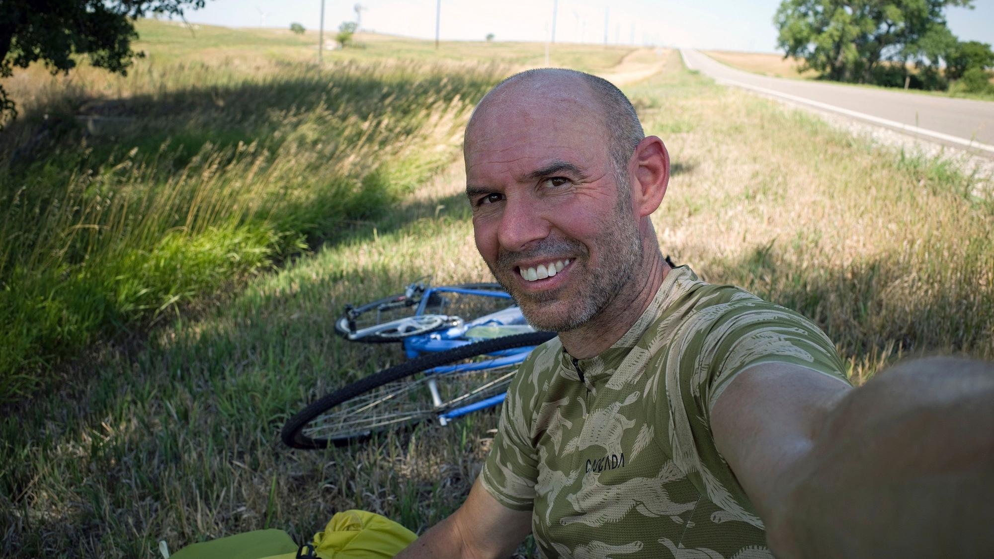 Selfie von Michael Giefer - im Straßengraben hinter ihm ist sein Fahrrad zu sehen.