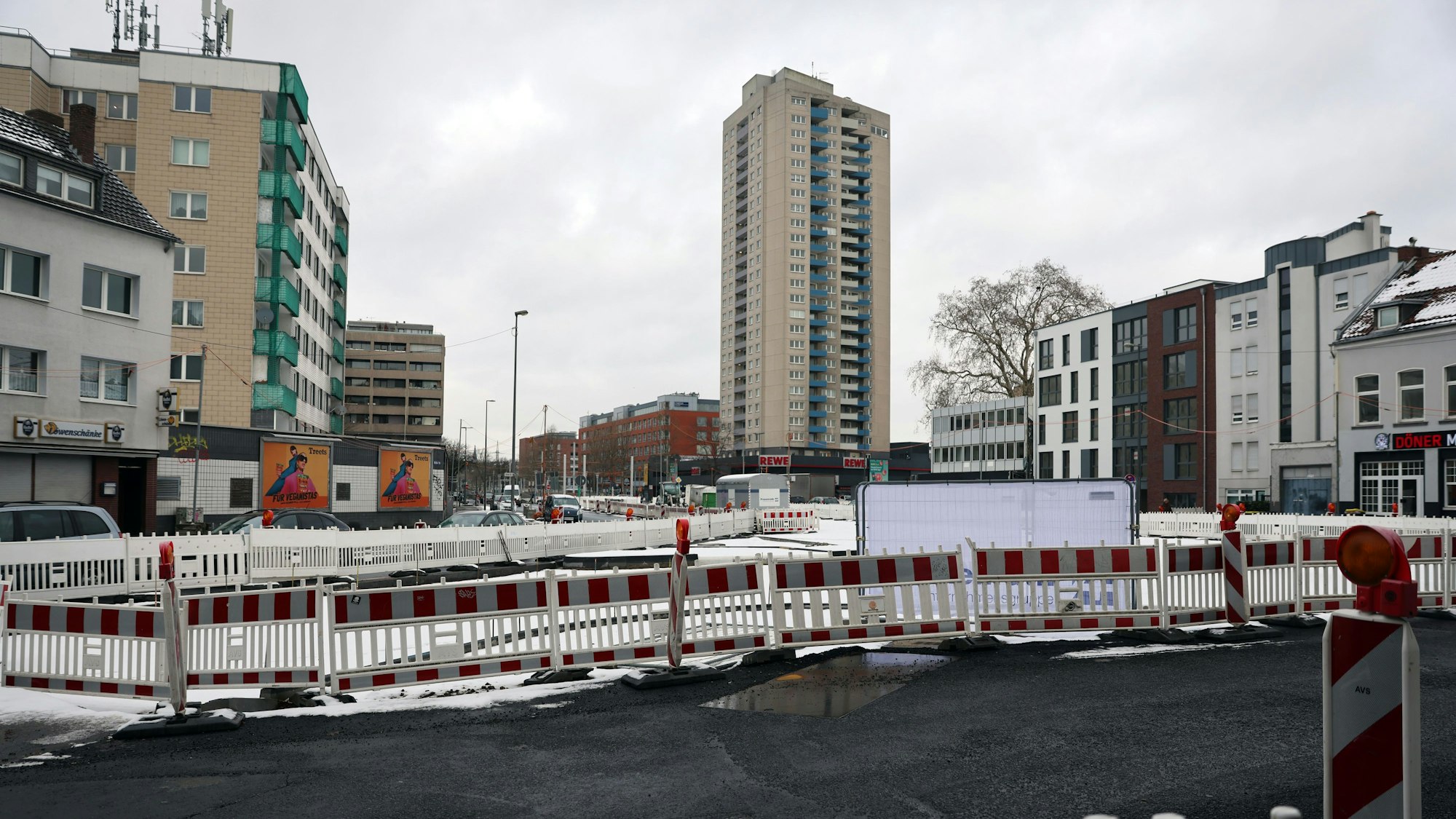 Baken und Absperrungen soweit das Auge reicht: In Bayenthal ist das seit Jahren Alltag.