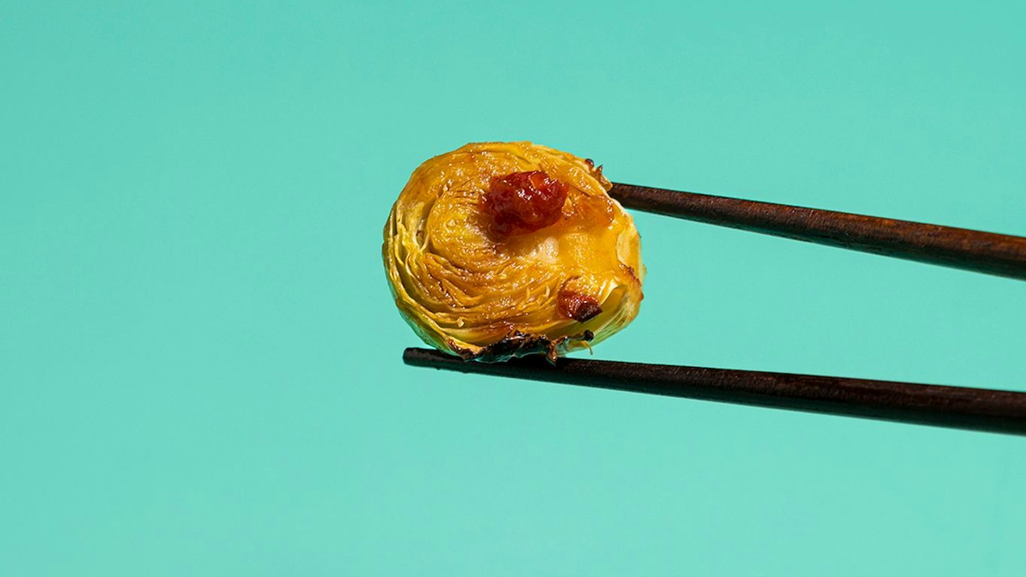 Im Ofen geröstet und mit Chilisauce gewürzt, bekommt Rosenkohl eine asiatische Note.