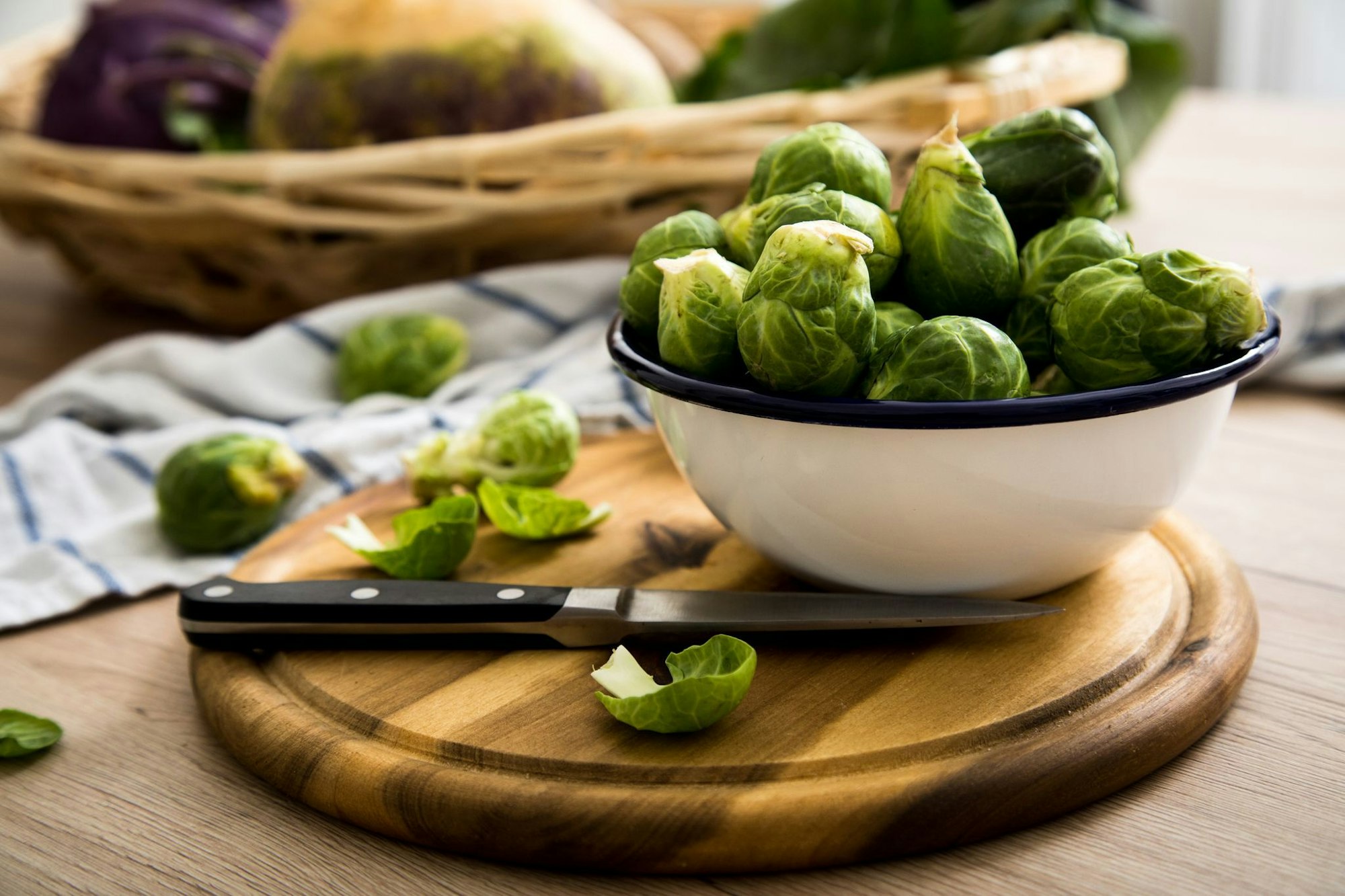 Frischer Rosenkohl hat pralle und kräftig grüne Röschen.