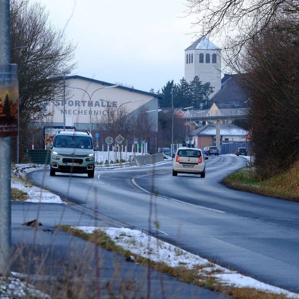 Das Bild zeigt den Ortseingang von Mechernich an der Feytalstraße mit Blick auf die Pfarrkirche.