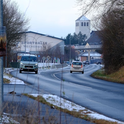 Das Bild zeigt den Ortseingang von Mechernich an der Feytalstraße mit Blick auf die Pfarrkirche.