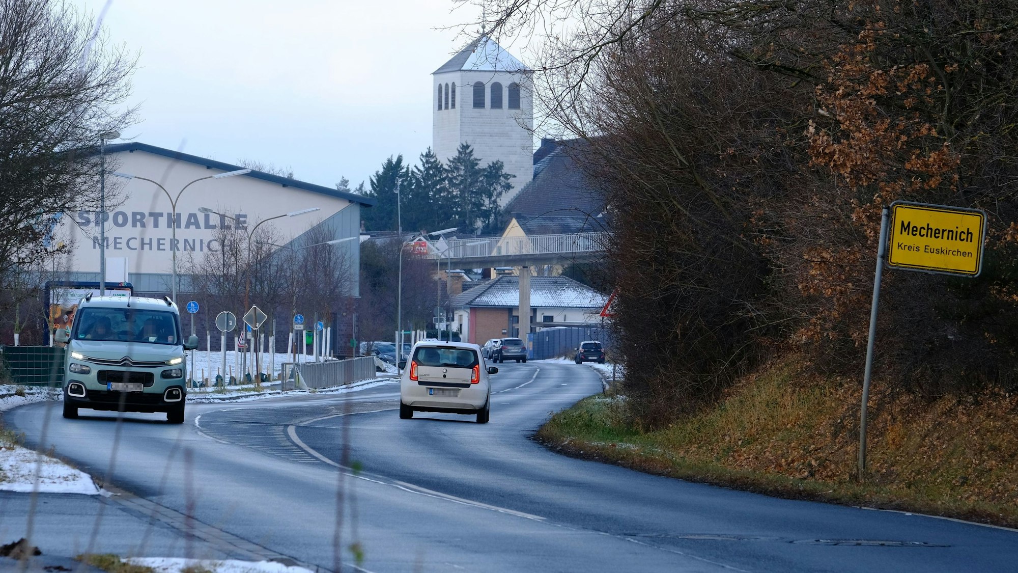 Das Bild zeigt den Ortseingang von Mechernich an der Feytalstraße mit Blick auf die Pfarrkirche.