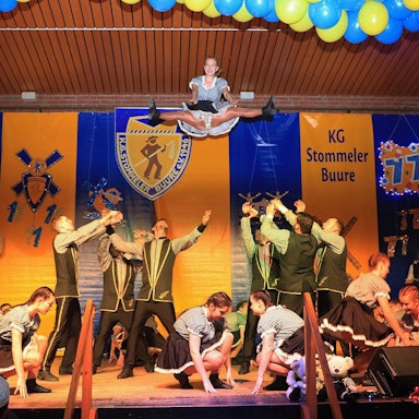 Auf dem Bild ist eine karnevalistische Tanzgruppe zu sehen.