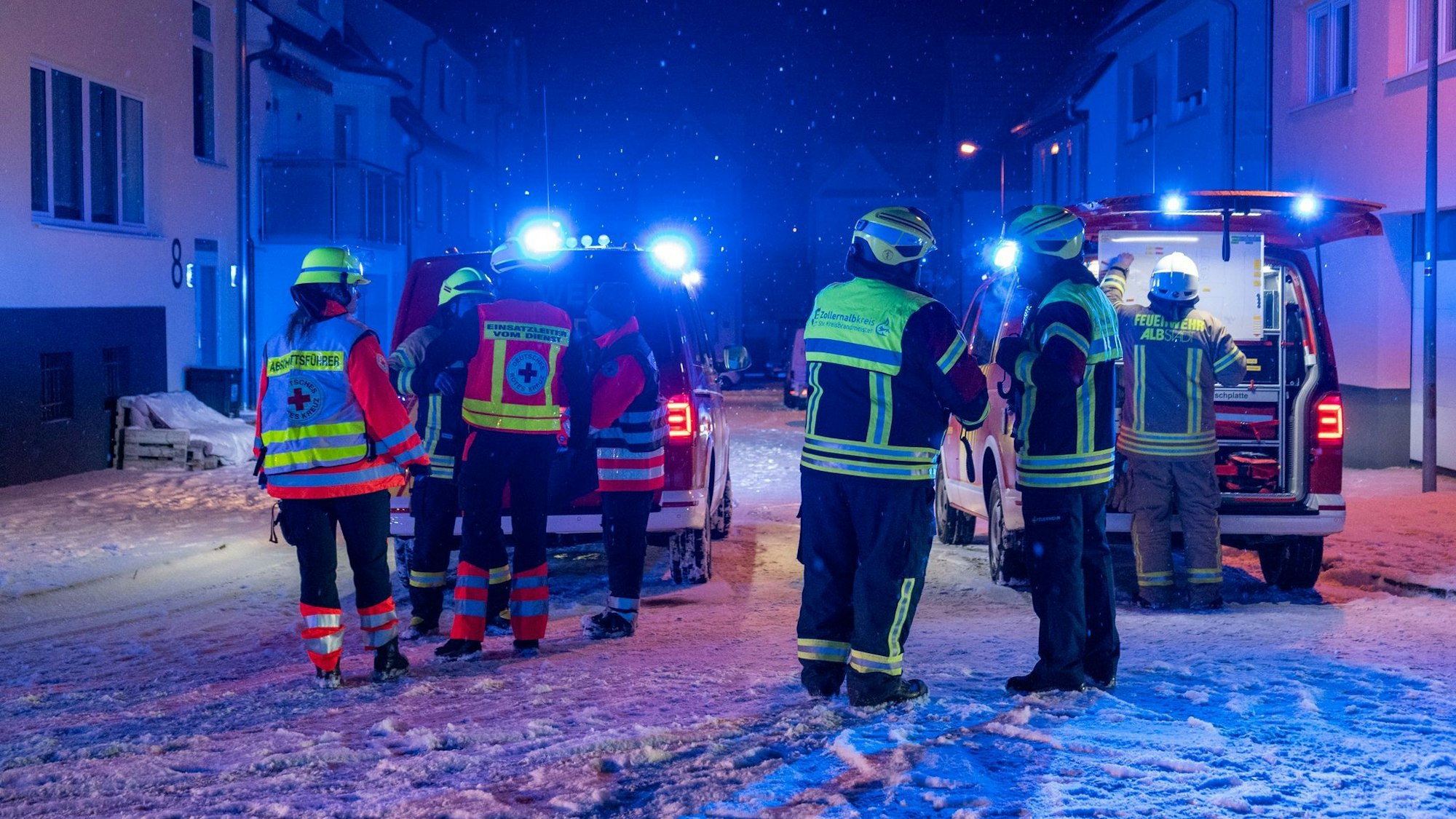 Zahlreiche Rettungskräfte eilten zum Unfallort.