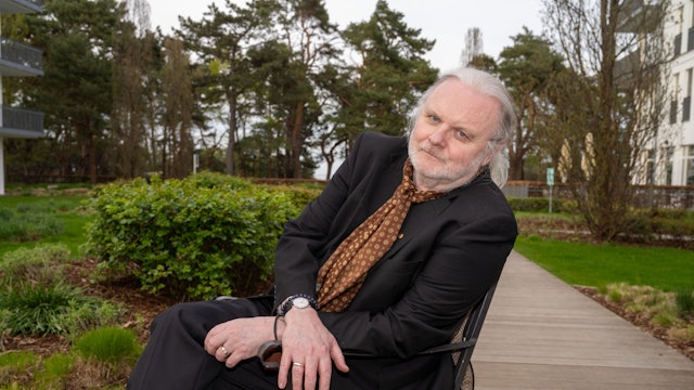 Jon Fosse, Schriftsteller und Literaturnobelpreisträger 2023, sitzt in einem Stuhl auf der Terrasse eines Hotels auf der Insel Usedom. Das Motto der Usedomer Literaturtage 2024 lautet "Hoffnung atmen". +++ dpa-Bildfunk +++