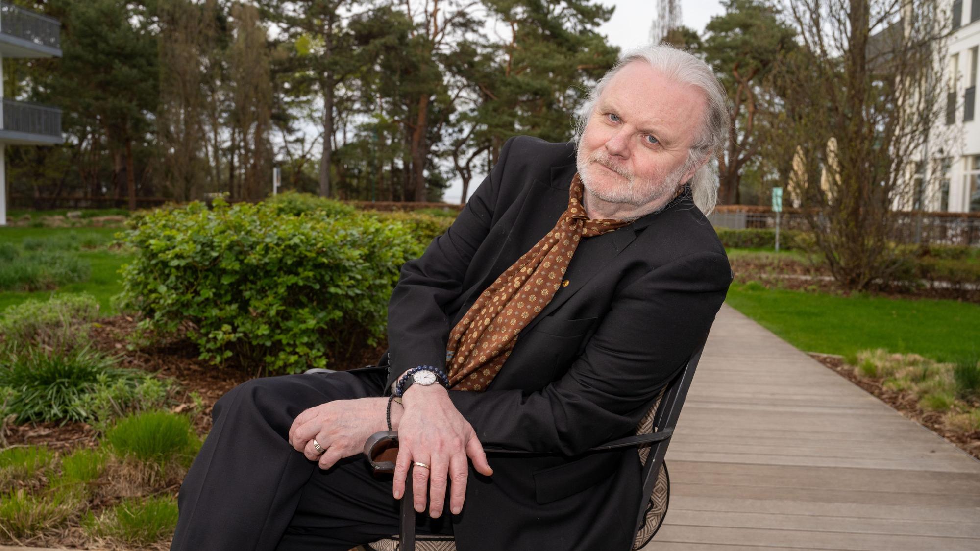 Jon Fosse, Schriftsteller und Literaturnobelpreisträger 2023, sitzt in einem Stuhl auf der Terrasse eines Hotels auf der Insel Usedom. Das Motto der Usedomer Literaturtage 2024 lautet "Hoffnung atmen". +++ dpa-Bildfunk +++