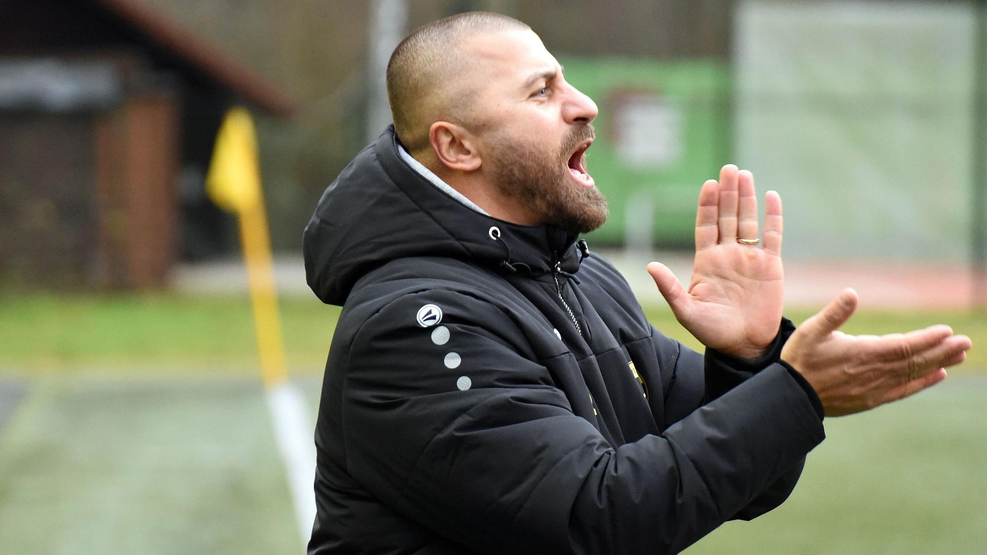 Trainer Apo Keseroglu steht am Spielfeldrand, klatscht in die Hände und feuert sein Team an.