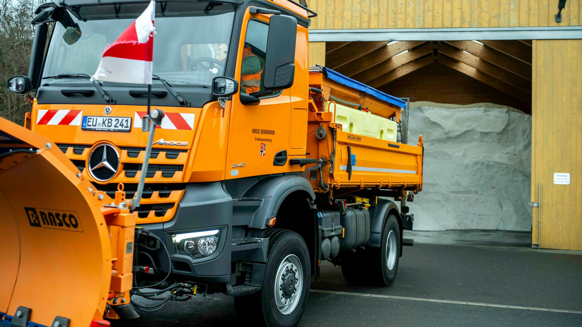 Das Bild zeigt ein Räumfahrzeug des Kreises Euskirchen vor dem Salzberg in der Lagerhalle in Strempt.