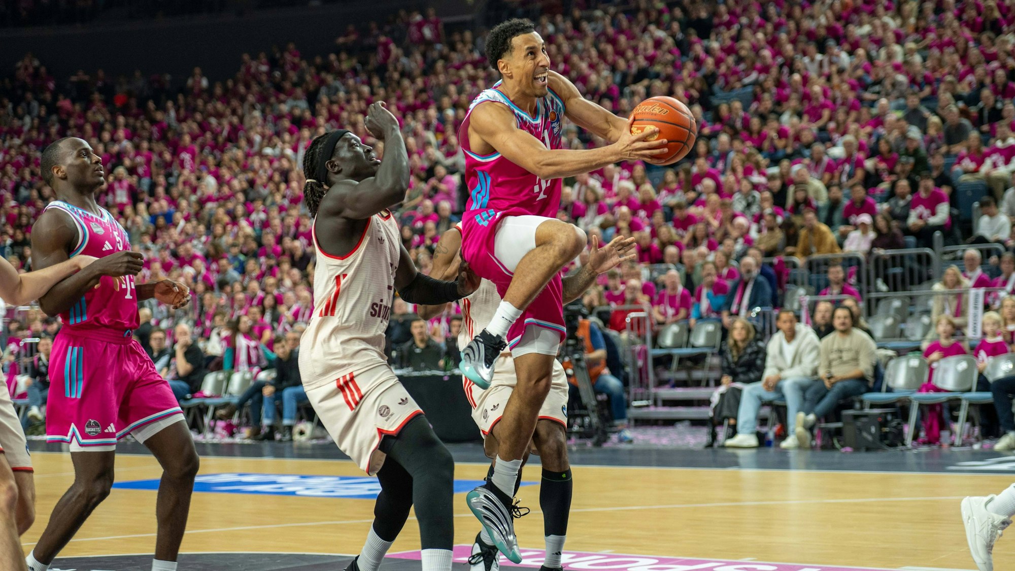 Bonns Shooting Guard Joel Aminu (rechts) lässt Bayerns Wenyen Gabriel aussteigen und schließt ab.