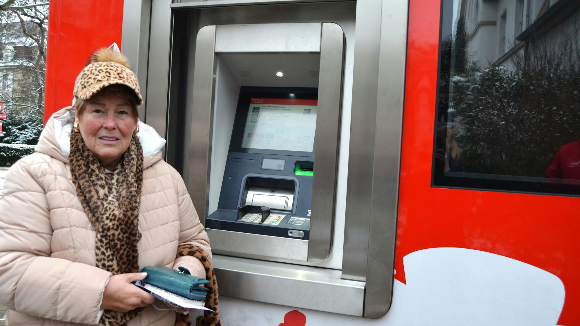 „Ohne wären wir aufgeschmissen“, sagt Bärbel Wirtz, Kundin der mobilen Filiale der Sparkasse Köln Bonn.