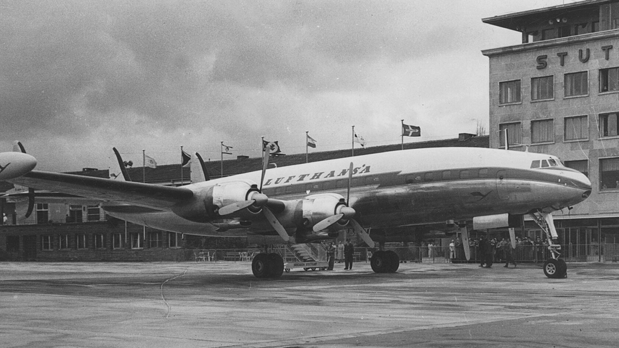 Eine Lockheed "Super Constellation" der Lufthansa im Jahre 1955 in Parkposition auf dem Stuttgarter Flughafen.