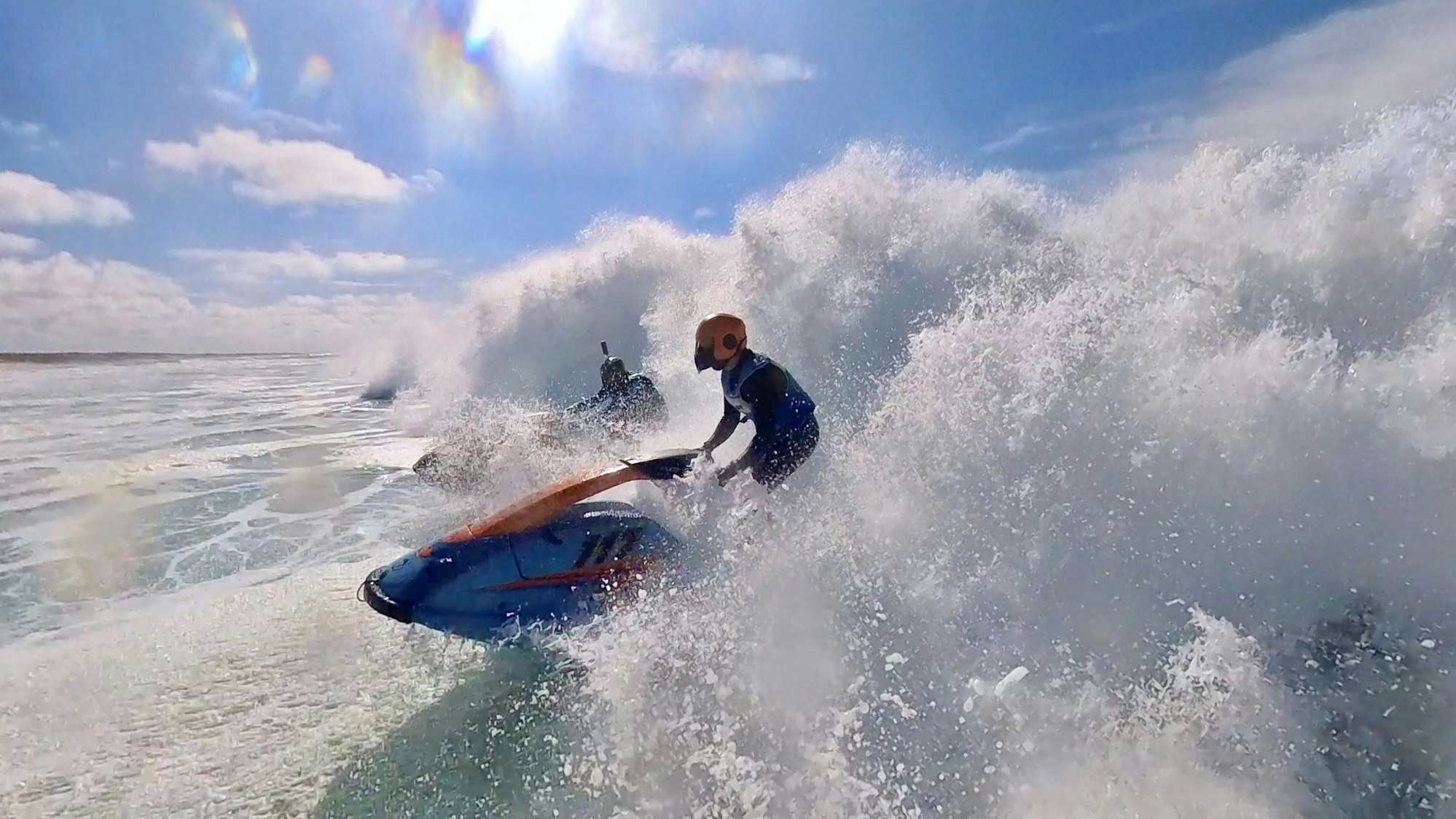 Ab in die Naturgewalten: Mit der Helmkamera ist diese Aufnahme vor der französischen Küste von Mimizan entstanden.